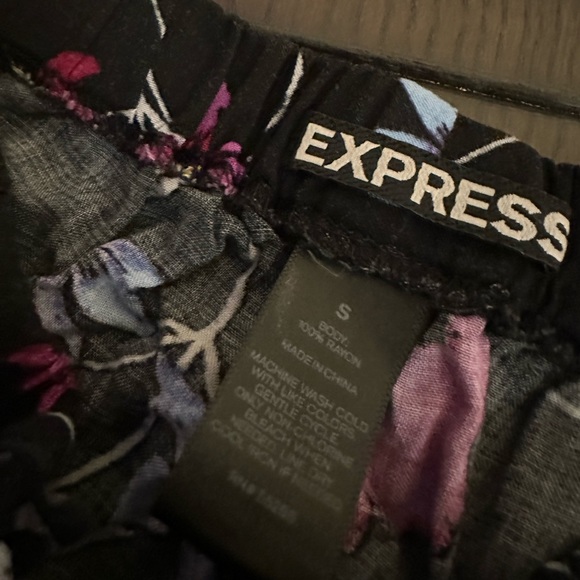 Express Size Small Black Floral Shorts - Picture 4 of 4